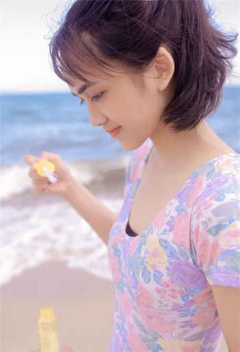 用舌头清理女王脚上污渍vk