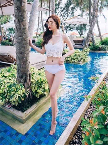 用舌头清理女王脚上污渍vk