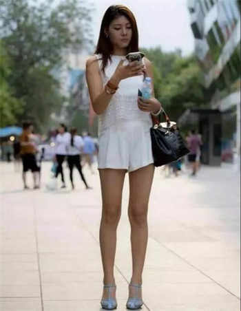 用舌头清理女王脚上污渍vk