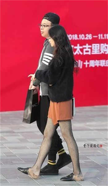 校长和两个双胞胎姐妹