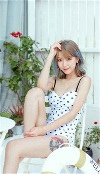 卖房销售和客户在阳台视频