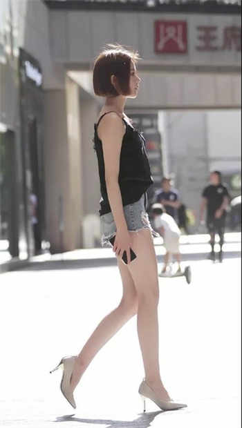 在富人公寓工作的妻子