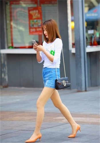 女销售为了业绩和客人