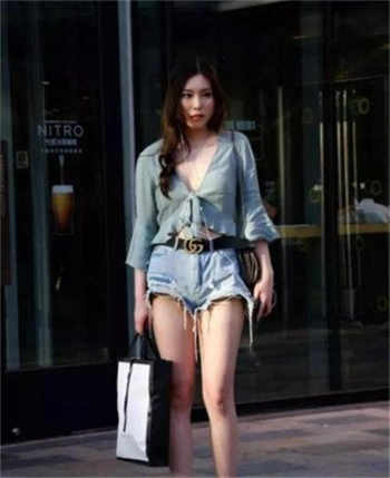 一群人闹2个伴娘