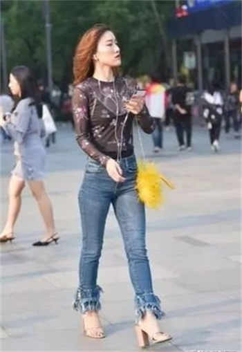 住宅榻榻米房间里的女人