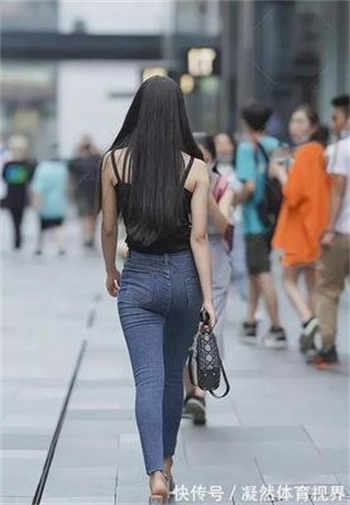 悠宝三岁校服露出